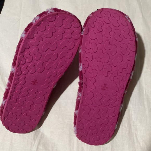 SKIMS Fuchsia Logo Teddy Sherpa Slippers Pink - Picture 3 of 5